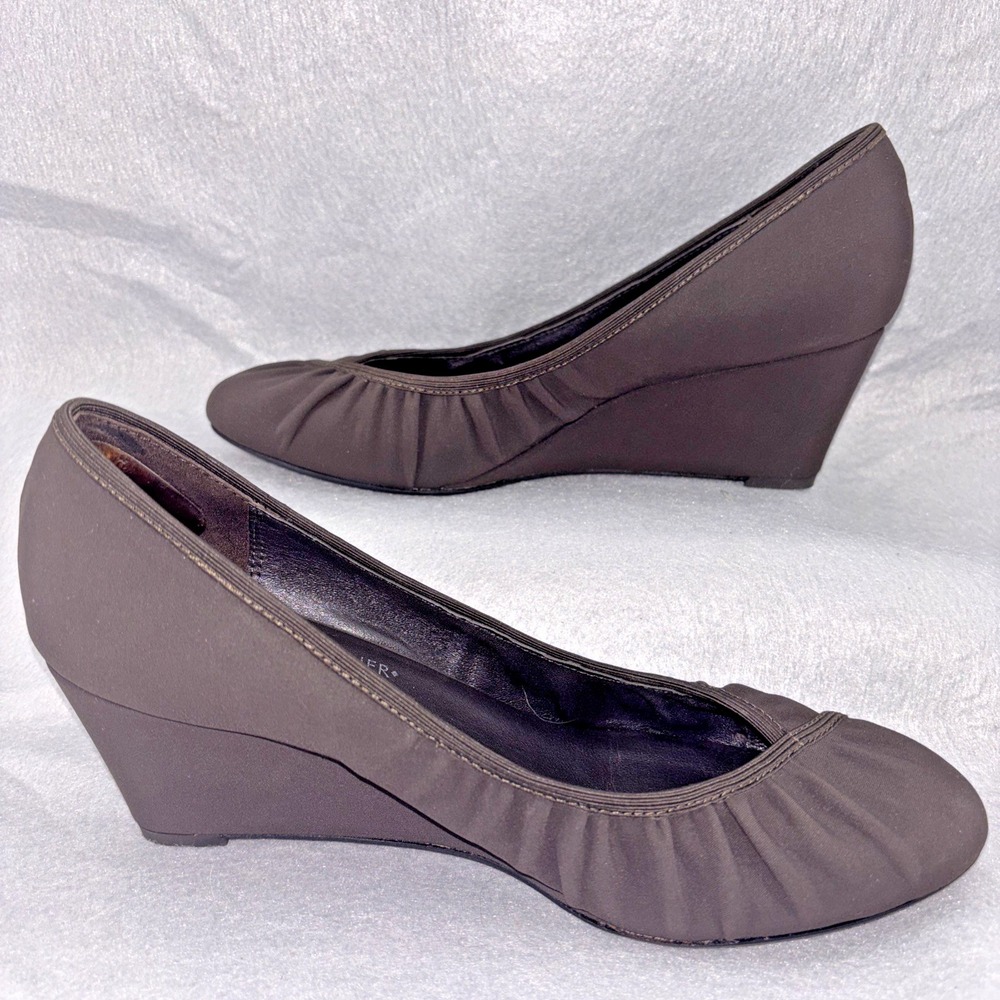 Donald J Pliner YESS Brown Stretchy Ruched Wedge Heal Shoes Women's 8.5 EUC - Picture 2 of 16